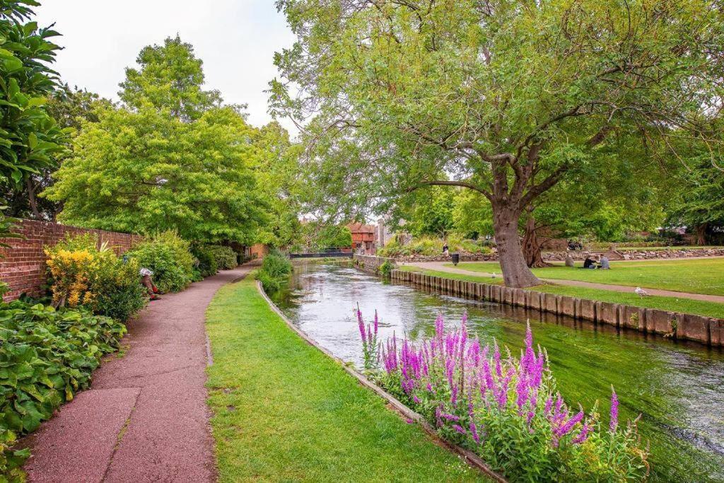 The Most Central Apartment In Canterbury Stunning Interiors, Fully Equipped, City Views And Free Wifi! Exteriör bild